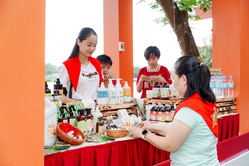 Chuỗi hoạt động "Sắc đỏ Ba Đình" hấp dẫn người dân và du khách.