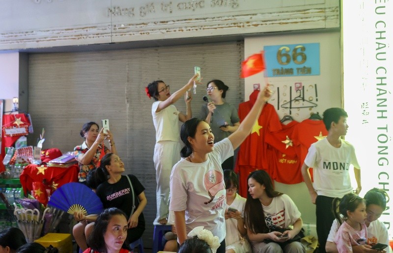 Nhiều người hoà theo điệu nhạc trên phố tạo nên bầu không khí háo hức và đầy năng lượng.