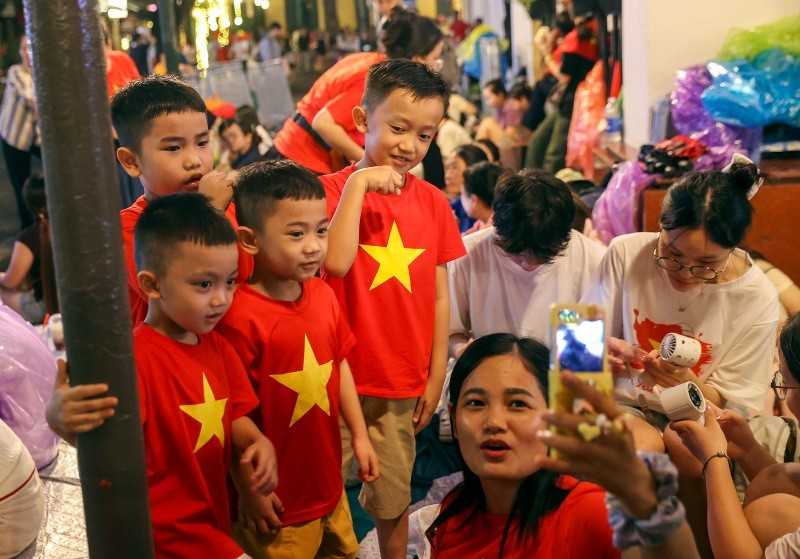 Một gia đình với đồng phục in hình cờ Tổ quốc hát vang những giai điệu quen thuộc về ngày Quốc khánh.