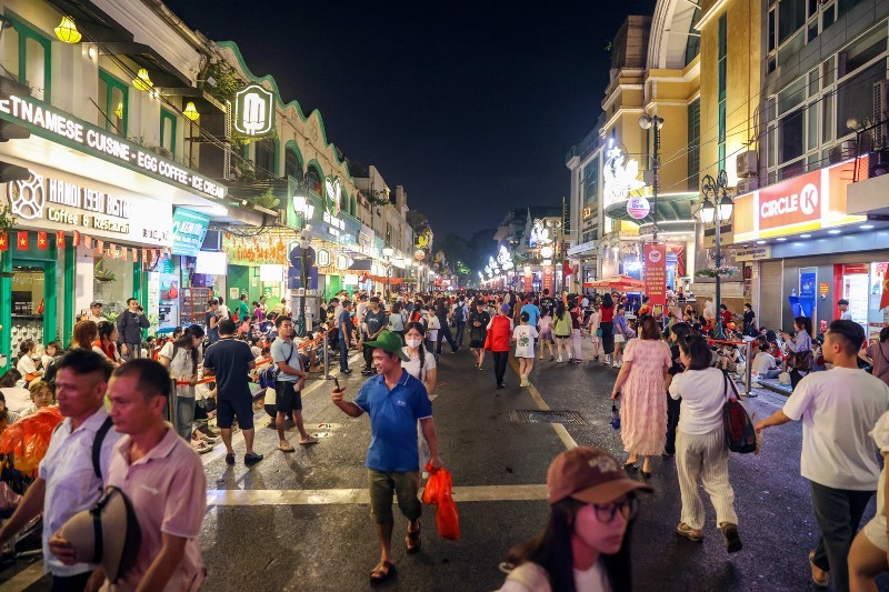 21h toàn bộ phố Tràng Tiền đã không còn chỗ trống.
