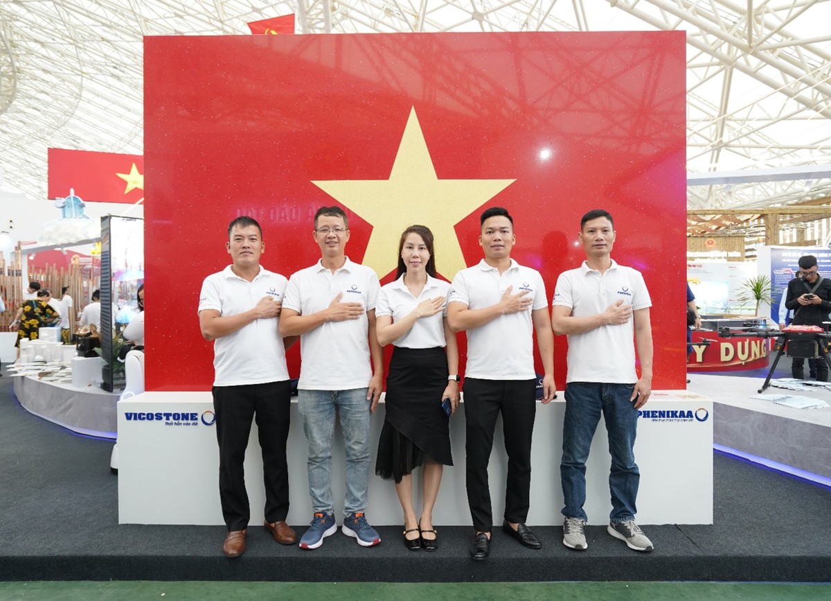Cán bộ công nhân viên Kl994 game bài casino hấp dẫn Phenikaa lưu giữ những khoảnh khắc đẹp và tràn đầy ý nghĩa, chứa đựng thông điệp về niềm tự hào dân tộc bên Lá cờ Tổ quốc từ đá VICOSTONE®