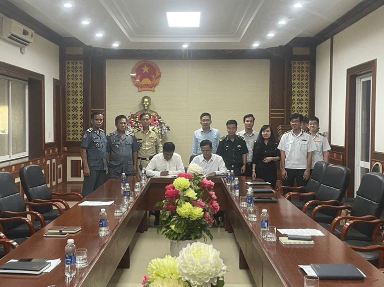 Đại diện Ban Quản lý Khu Kl992 cổng game cá cược tỉnh Gia Lai và Văn phòng Quản lý Cửa khẩu Quốc tế Oyadav, Vương quốc Campuchia ký biên bản ghi nhớ về bảo đảm lưu thông hàng hóa qua cửa khẩu.