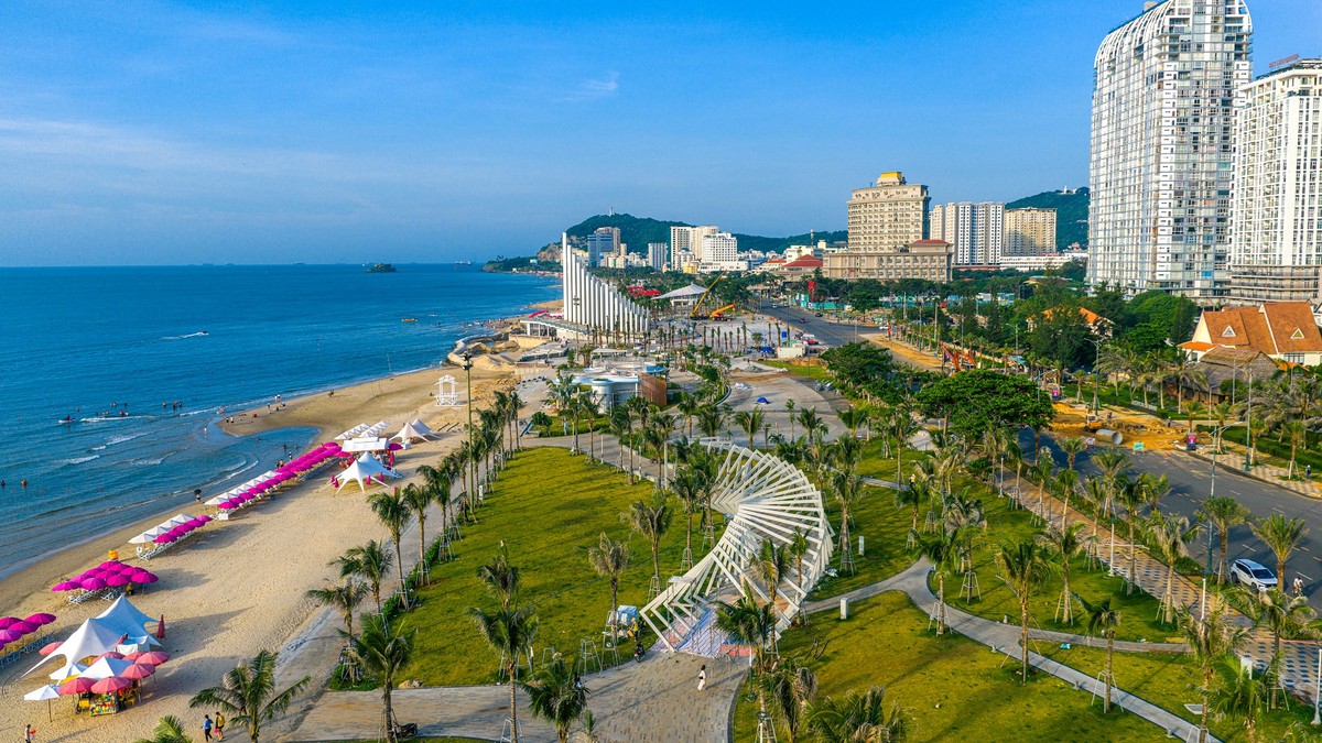 Toàn cảnh Bãi Sau Vũng Tàu với Tháp Tam Thắng ở trung tâm. Ảnh: Minh Tú