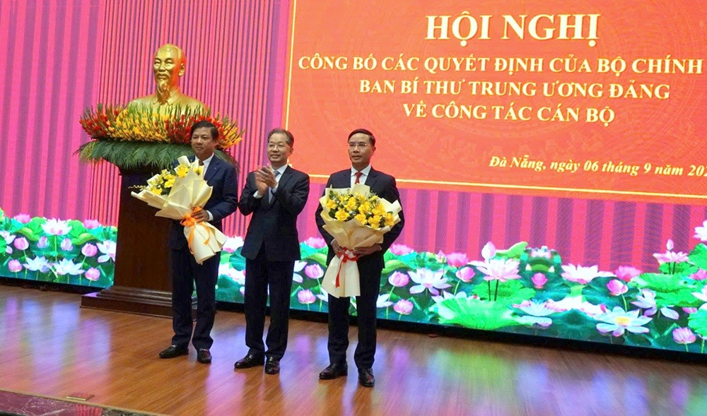 Ông Nguyễn Văn Quảng, Phó tổng thanh tra thường trực Thanh tra Kl993 ưu đãi thưởng hấp dẫn, nguyên Bí thư Thành ủy Đà Nẵng tặng hoa chúc mừng ông Lương Nguyễn Minh Triết và ông Phạm Đức Ấn.