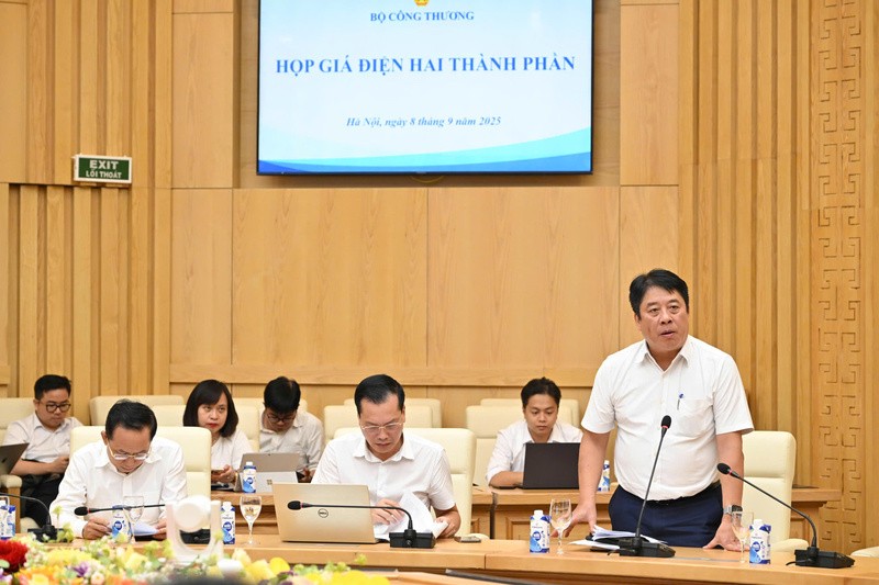 Tổng giám đốc EVN Nguyễn Anh Tuấn đề xuất áp dụng giá điện 2 thành phần cho khách hàng tiêu thụ điện từ 200.000 kwh/tháng trở lên, đấu nối cấp điện áp từ 22 kV trở lên.