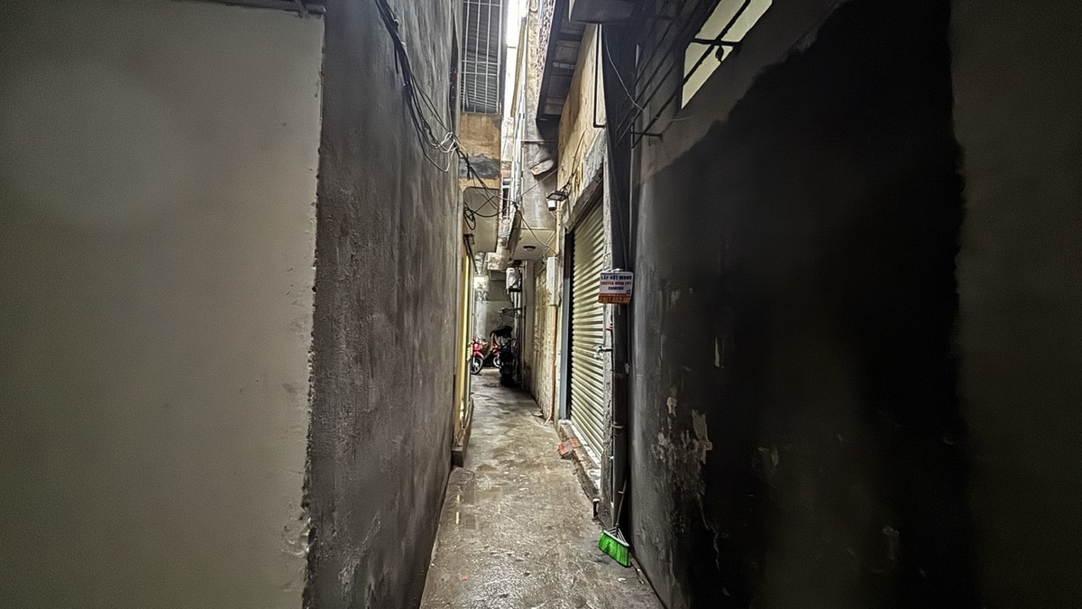 Dù nằm sâu trong ngõ, chất lượng sống không đảm bảo nhưng giá bán những căn nhà này vẫn rất cao, lên tới 140 triệu đồng/m2. Lý do duy nhất khiến các Web Tổng Nhà Cái 99Kl99 Giải Trí Bậc Nhất này có giá cao như vậy là vì gần trung tâm, mang danh “ba bước ra phố”.