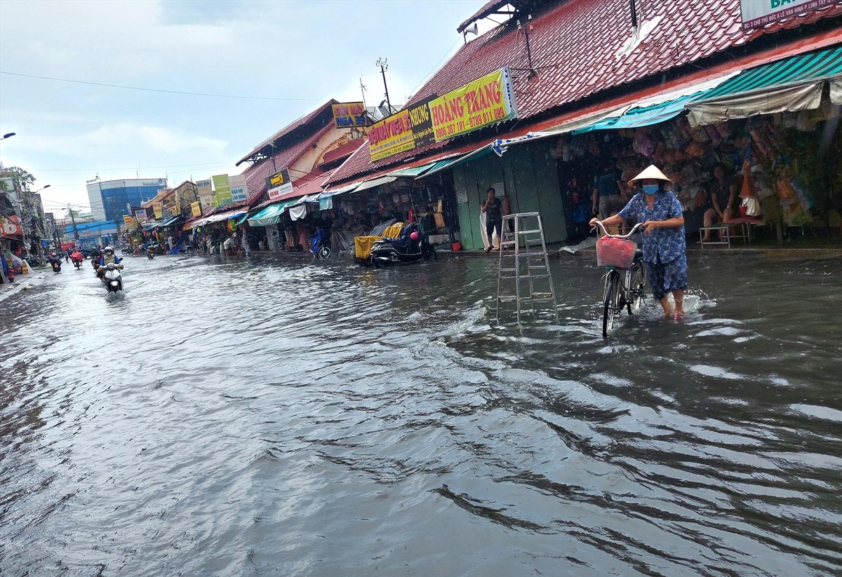 Mỗi mùa mưa tới, khu vực chợ Thủ Đức lại chìm trong biển nước.