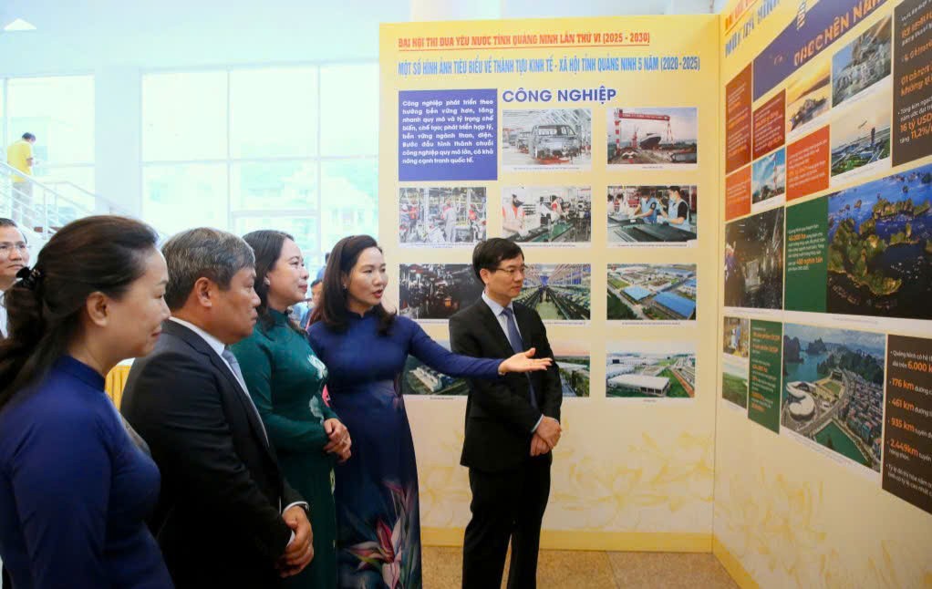 Phó Chủ tịch nước Võ Thị Ánh Xuân cùng lãnh đạo tỉnh Quảng Ninh tham quan triển lãm thành tựu Kl992 cổng game cá cược - Trang Chủ KL99Com Số 1 Link Đăng Ký KL999 của địa phương. Ảnh: QMG