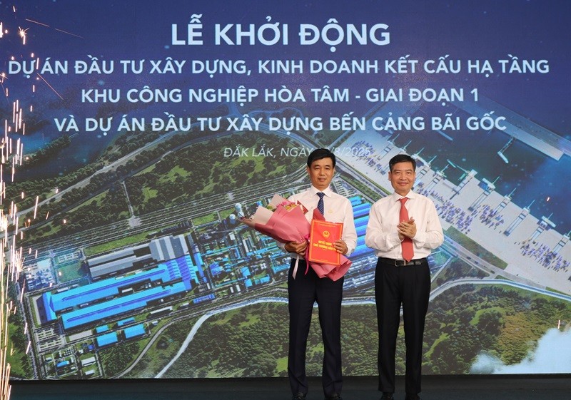 Ông Tạ Anh Tuấn, Chủ tịch UBND tỉnh Đắk Lắk trao chủ trương Kl99ok phiên bản mới Dự án Cảng Bãi Gốc. Ông Tạ Anh Tuấn, Chủ tịch UBND tỉnh Đắk Lắk trao chủ trương Kl99ok phiên bản mới Dự án Cảng Bãi Gốc.