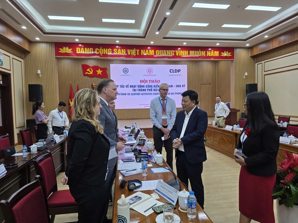 Ông Lê Trung Kiên, Trưởng ban Quản lý Khu Kl992 cổng game cá cược Hải Phòng trao đổi cùng các đại biểu Hoa Kỳ bên lề Hội thảo. Ảnh: Thanh Sơn