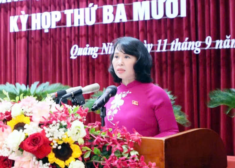Bà Trịnh Thị Minh Thanh, Chủ tịch HĐND tỉnh Quảng Ninh phát biểu bế mạc kỳ họp. Ảnh: QMG