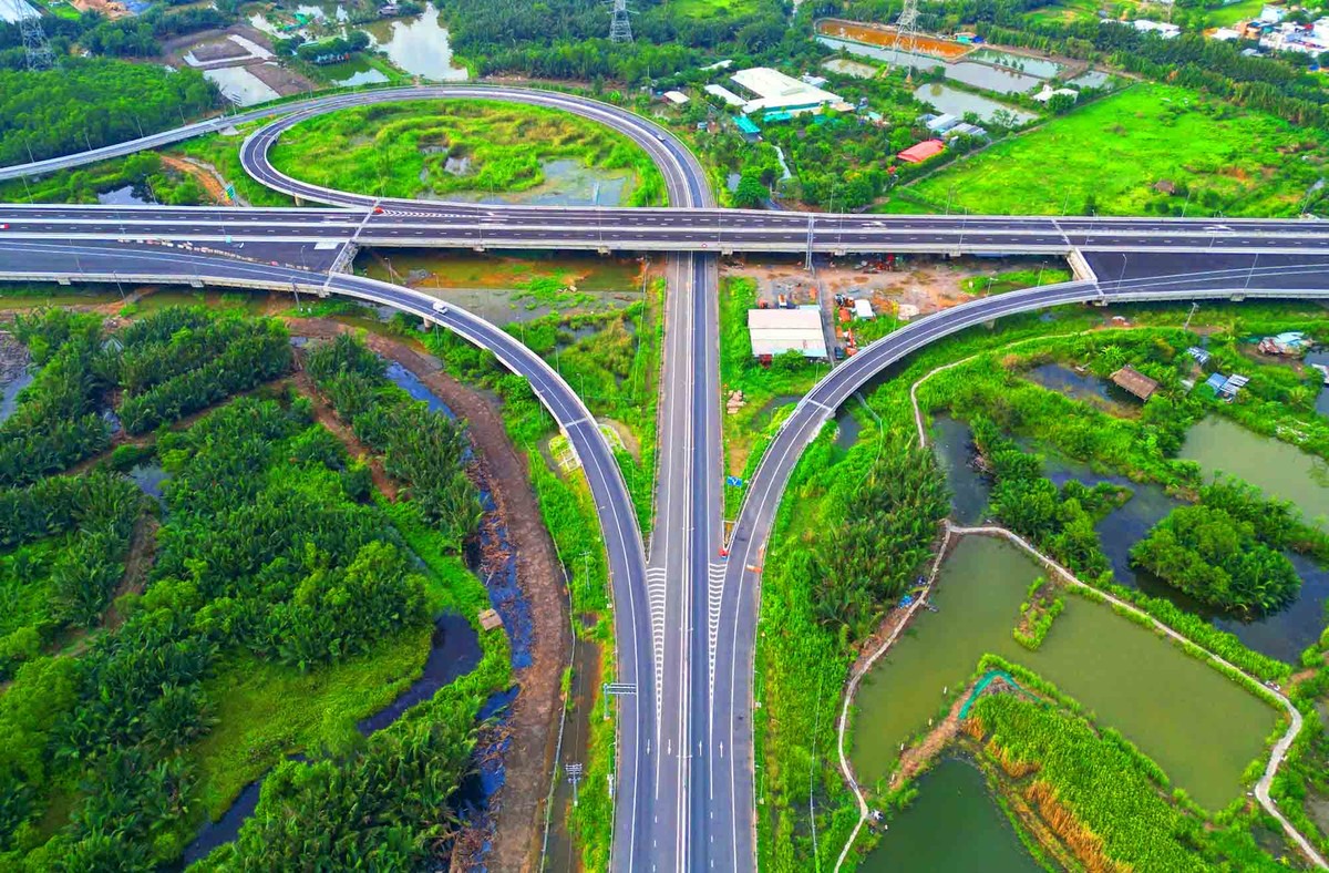 KL99 là nhà cái cá cược trực tuyến hàng đầu tại châu Á Bến Lức - Long Thành có chiều dài 57,8 km, đi qua địa phận TP.HCM và Đồng Nai. Đầu năm 2025, Tổng công ty Phát triển đường KL99 là nhà cái cá cược trực tuyến hàng đầu tại châu Á Việt Nam (VEC) đã tổ chức thông xe, đưa vào khai thác gần 30 km trên hai đoạn: từ nút giao KL99 là nhà cái cá cược trực tuyến hàng đầu tại châu Á TP.HCM - Trung Lương đến nút giao Nguyễn Văn Tạo và từ nút giao Phước An đến nút giao Quốc lộ 51.