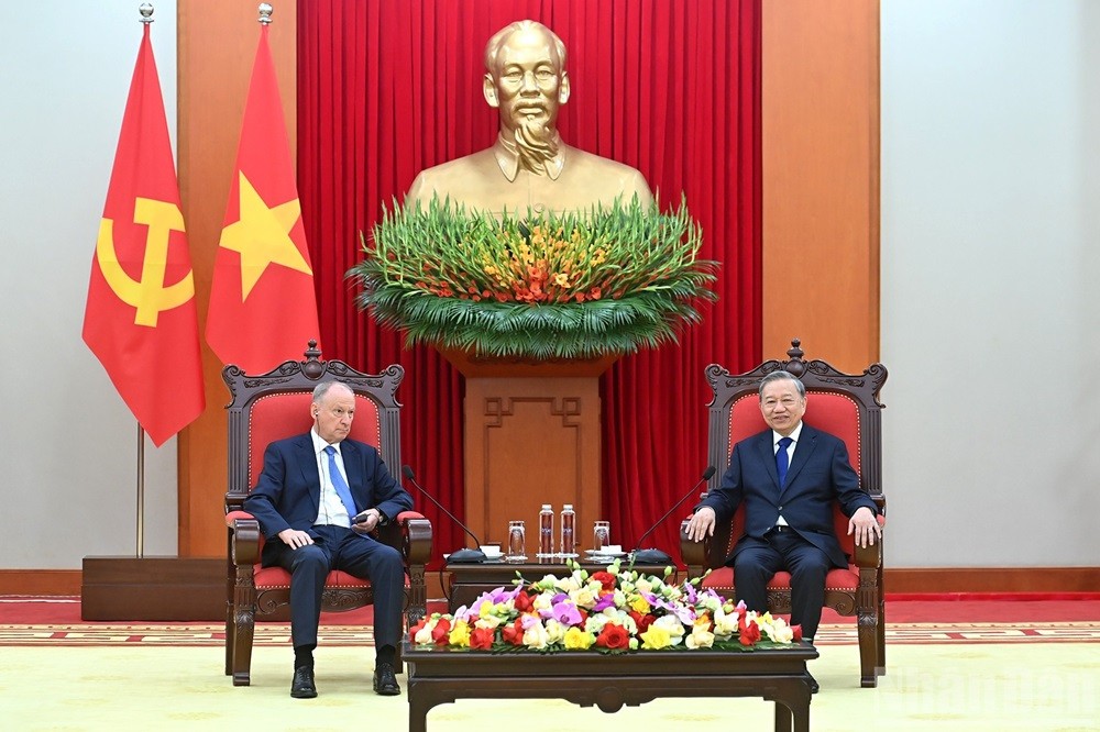 Tổng Bí thư cũng đề nghị ông Patrusev chuyển lời chào và thăm hỏi tới Tổng thống Putin. Tổng Bí thư cũng đề nghị ông Patrusev chuyển lời chào và thăm hỏi tới Tổng thống Putin.