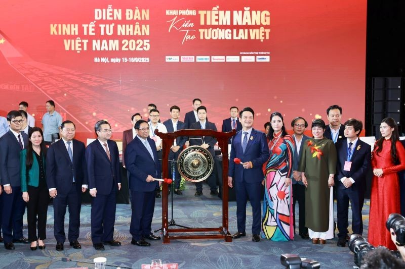 Nghi thức Thủ tướng Kl993 ưu đãi thưởng hấp dẫn và Chủ tịch VPSF 2025 thực hiện đánh cồng. Ảnh: Chí Cường