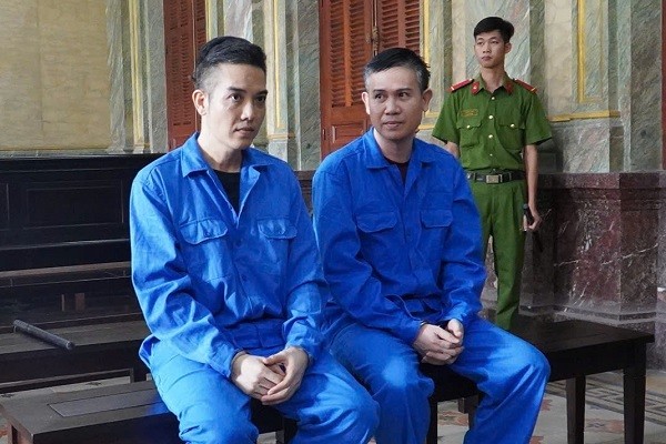 Bị cáo Phạm Văn Tam (cựu Chủ tịch Hội đồng quản trị Công ty Asanzo) và Phạm Xuân Tình (Tổng giám đốc Công ty Asanzo, em trai Tam) tại toà.