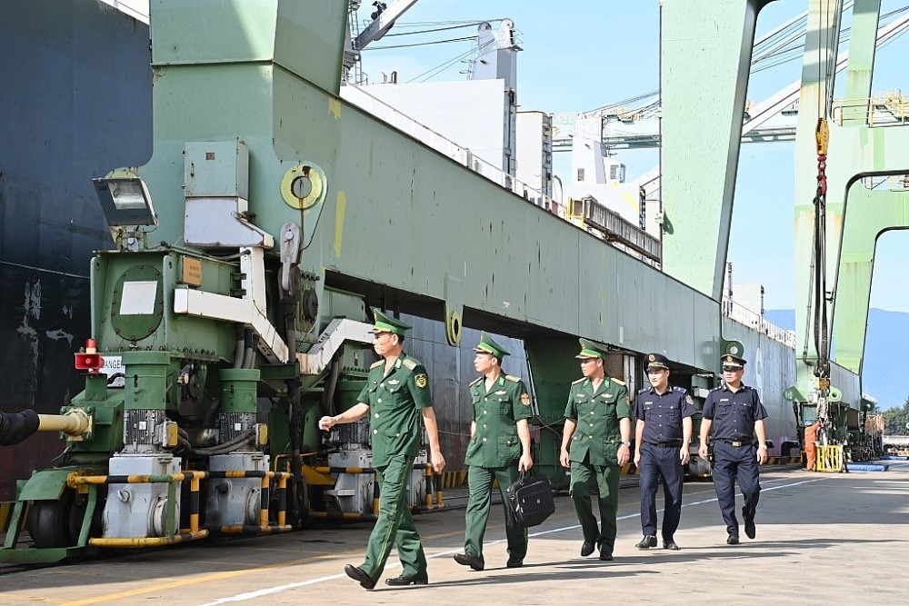 Phối hợp tuần tra, kiểm soát tuyến đường biển. Ảnh: Bùi Hồng.