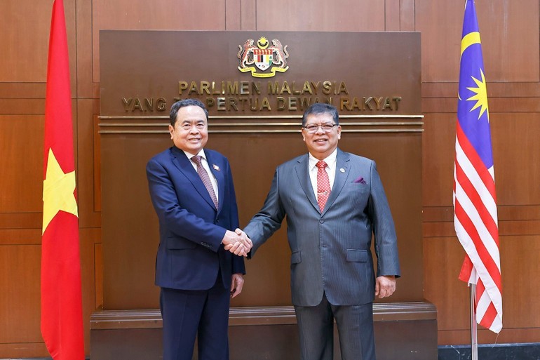 Chủ tịch Hạ viện Malaysia TanSri Dato' Johari bin Abdul đón Chủ tịch Quốc hội Trần Thanh Mẫn. Ảnh: Doãn Tấn.