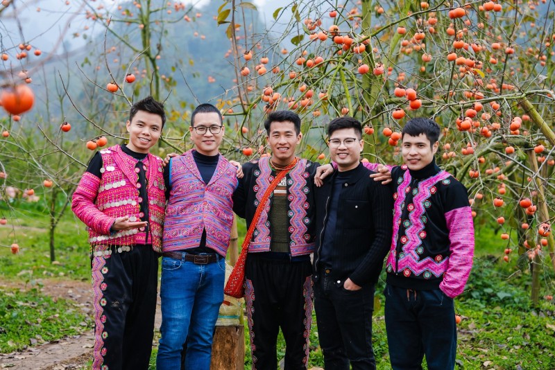 Giàng A La và những người bạn.