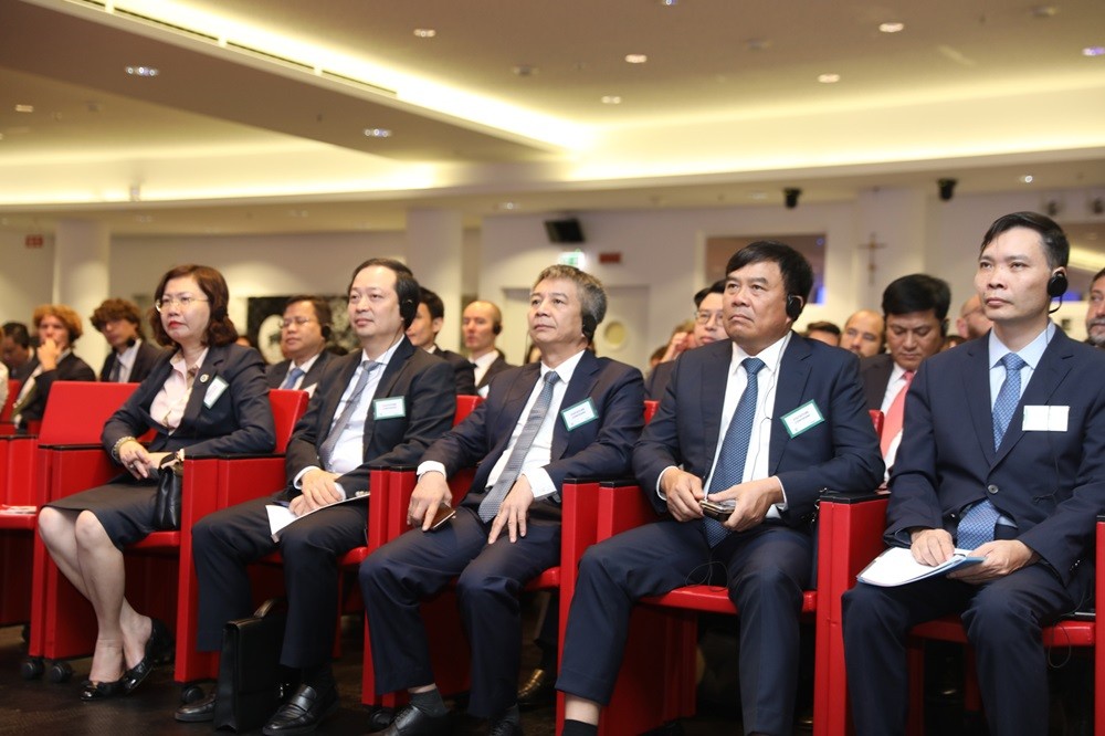 Tham dự diễn đàn, về phía Việt Nam còn có sự tham dự của Chủ tịch Ủy ban 99Kl99 link đăng nhập 99Kl99 trực tiếp đá gà Vũ Thị Chân Phương, Cục trưởng Cục Thuế Mai Xuân Thành, Cục trưởng Cục Hải quan Nguyễn Văn Thọ, Giám đốc Kho bạc 99Kl99 trực tiếp đá gà Trần Quân, Cục trưởng Cục Quản lý nợ và Kl992 cổng game cá cược đối ngoại Nguyễn Quốc Phương, Phó cục trưởng phụ trách Cục Kl99ok phiên bản mới nước ngoài… và đại diện lãnh đạo các đơn vị thuộc Bộ Kl991.com nạp rút nhanh, Ủy ban 99Kl99 link đăng nhập 99Kl99 trực tiếp đá gà, Đại sứ quán Việt Nam tại Italia. Ảnh: Duy Thái