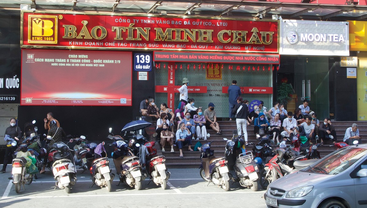 Người dân xếp hàng chờ đợi mua vàng từ trước khi hàng vàng mở cửa trên đường phố Hà Nội tháng 9/2025