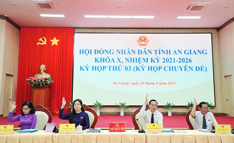 Đại biểu biểu quyết thông qua các Nghị quyết quan trọng tại kỳ họp.