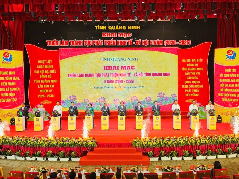 Các đại biểu bấm nút khai mạc Triển lãm. Các đại biểu bấm nút khai mạc Triển lãm.
