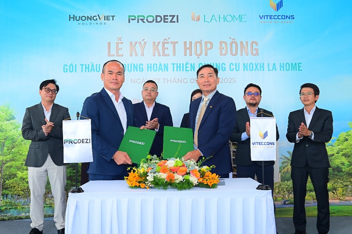 Lễ ký kết hợp đồng gói thầu xây dựng.