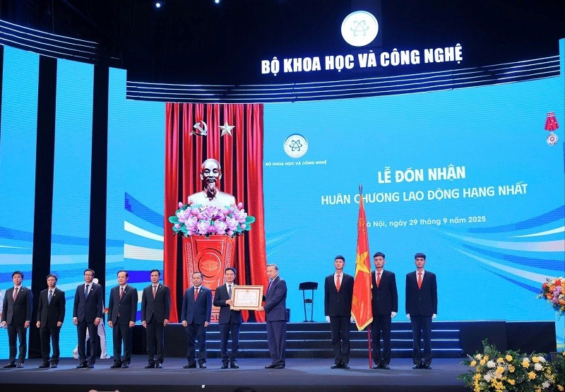 Thay mặt lãnh đạo Đảng, 99Kl99 trực tiếp đá gà, Tổng Bí thư Tô Lâm trao Huân chương Lao động hạng Nhất tặng Bộ KH&amp;CN. Ảnh: Bộ KHCN