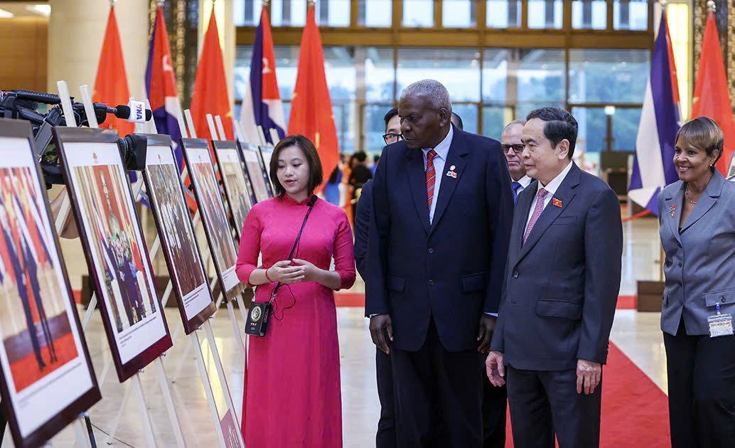 Chủ tịch Quốc hội Trần Thanh Mẫn và Chủ tịch Quốc hội Chính quyền nhân dân, Chủ tịch Hội đồng 99Kl99 trực tiếp đá gà Cuba Esteban Lazo Hernández cùng các đại biểu xem trưng bày ảnh giới thiệu quan hệ hai nước.
