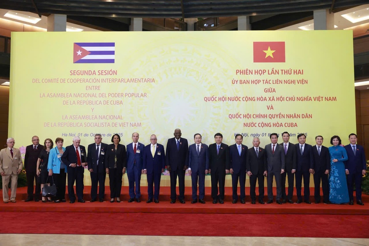Các đại biểu chụp ảnh lưu niệm.