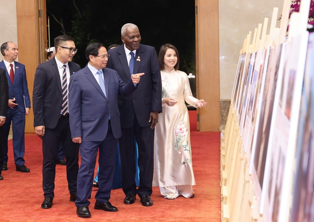 Thủ tướng Kl993 ưu đãi thưởng hấp dẫn Phạm Minh Chính và Chủ tịch Quốc hội Cuba Esteban Lazo Hernández xem trưng bày ảnh về quan hệ Việt Nam - Cuba.