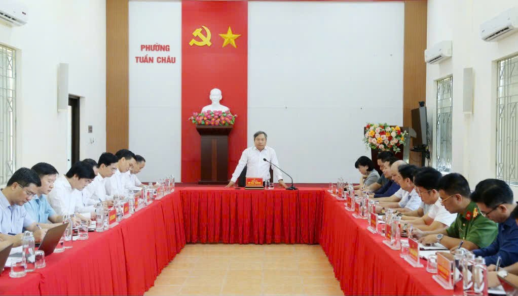 Ông Vũ Đại Thắng, Bí thư Tỉnh ủy Quảng Ninh làm việc với phường Tuần Châu về tình hình triển khai các dự án Kl99ok phiên bản mới trọng điểm trên địa bàn. Ảnh: QMG