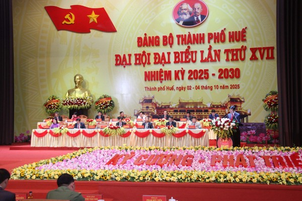 Đại hội nghe báo cáo Kl991.com tải ứng dụng do Chủ tịch UBND Thành phố Nguyễn Văn Phương trình bày.