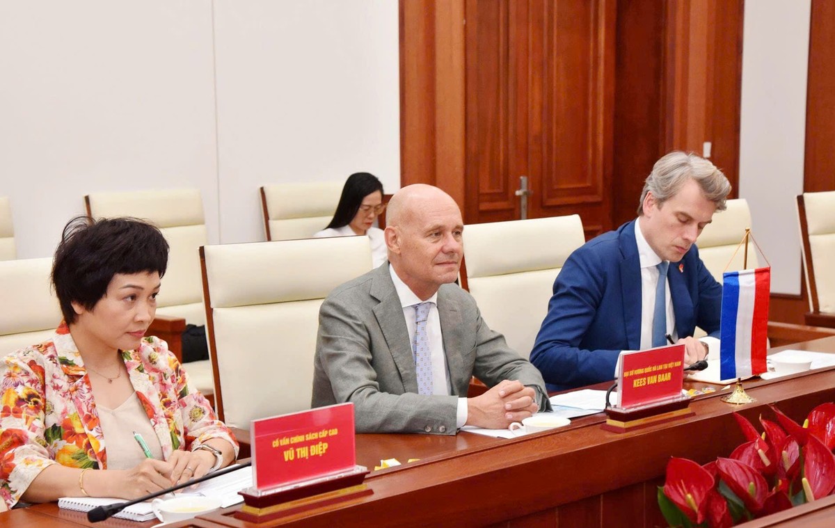 Ngài Kees van Baar, Đại sứ Đặc mệnh toàn quyền Vương quốc Hà Lan tại Việt Nam trao đổi tại cuộc làm việc.