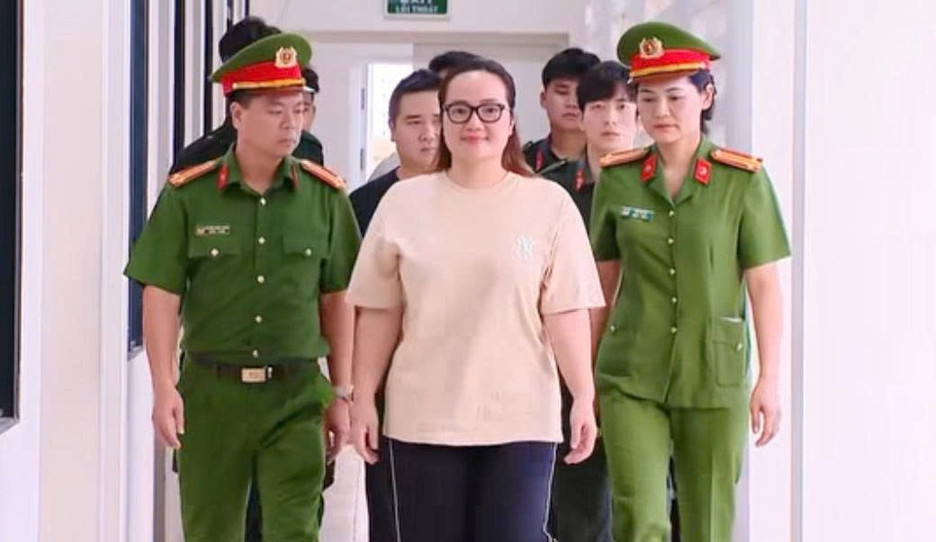Hoàng Thị Hường bị lực lượng cảnh sát dẫn giải. (Ảnh từ clip của VTV)