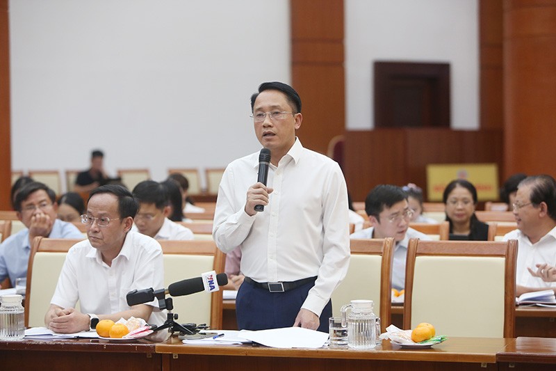 Lãnh đạo Cục Thuế chia sẻ thông tin về thu ngân sách tại họp báo thường kỳ quý III/2025 của Bộ Kl991.com nạp rút nhanh. Ảnh: Đức Minh.
