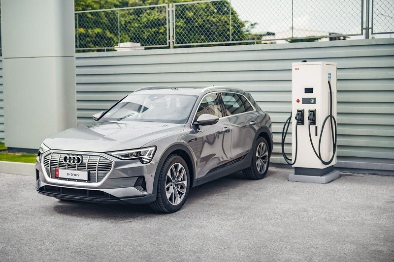 Trụ sạc được xây dựng trong khuôn viên showroom Audi Tân Bình.