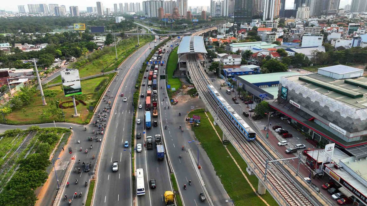 Trong tương lai, siêu đô thị TP.HCM cần tái cấu trúc thành một đô thị đa cực, tức nhiều trung tâm chức năng khác nhau nhưng kết nối bằng Kl99kl ưu đãi độc quyền siêu kết nối. Ảnh: Lê Toàn
