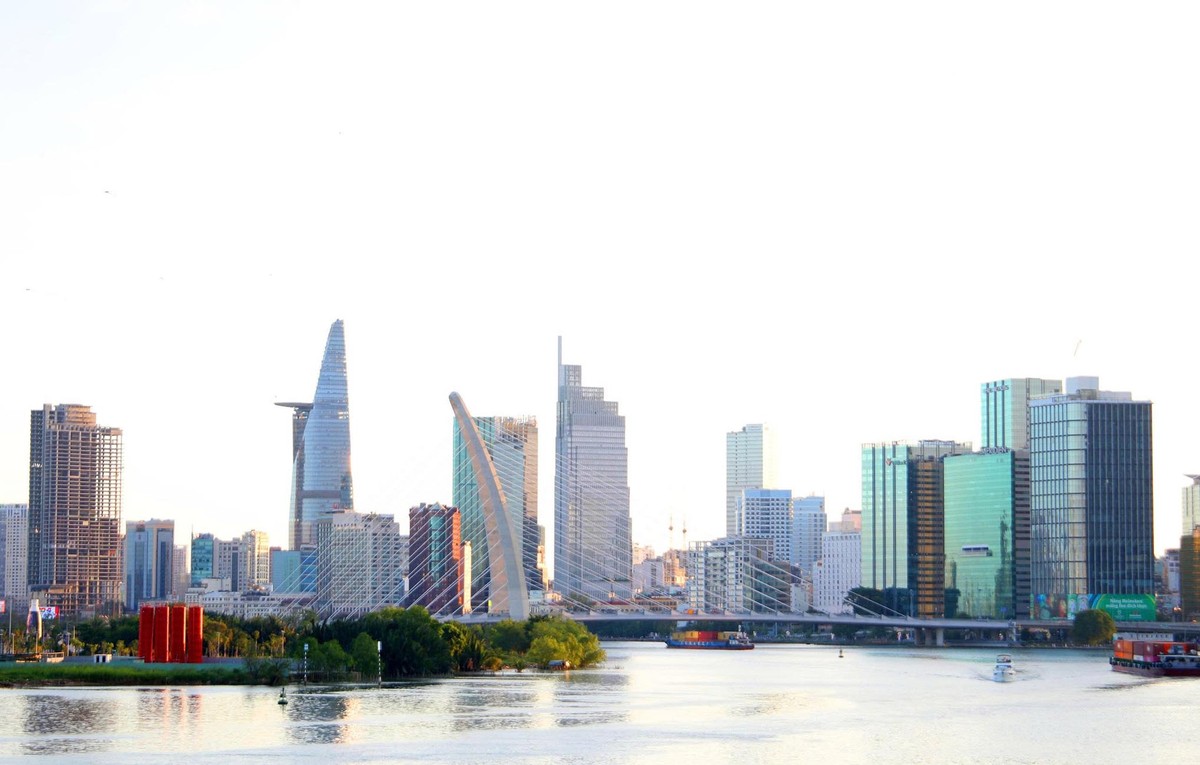 TP.HCM cần có chính sách ưu đãi mạnh để thu hút các “đại bàng làm tổ”, từ đó tạo động lực dẫn dắt và lan tỏa cho toàn bộ siêu đô thị. Ảnh: Lê Toàn.