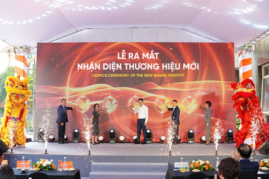 Đại diện lãnh đạo Cục Quản lý Giám sát TCTD, lãnh đạo VPBank và GPBank tại buổi lễ công bố nhận diện thương hiệu mới của GPBank