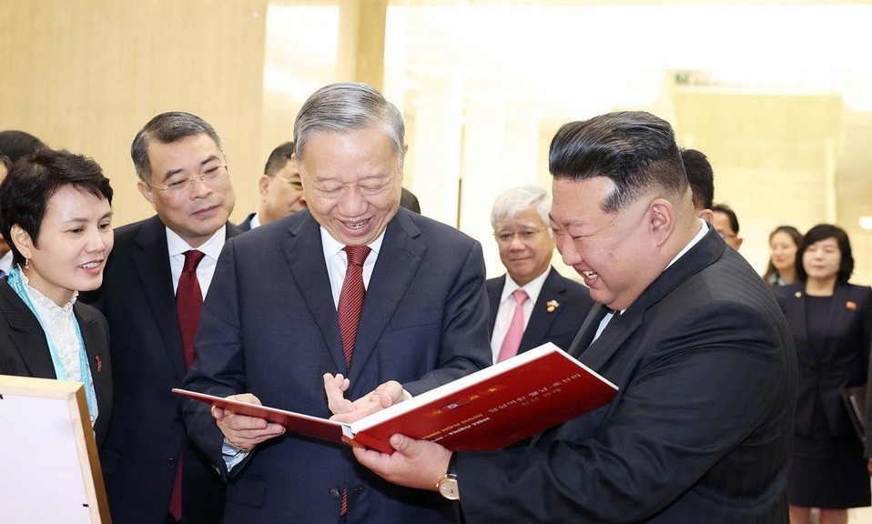 Sau khi kết thúc hội đàm, Tổng Bí thư Tô Lâm trao tặng đồng chí Kim Jong Un cuốn sách ảnh "Thắm tình hữu nghị Việt Nam-Triều Tiên. Ảnh: Thống Nhất.