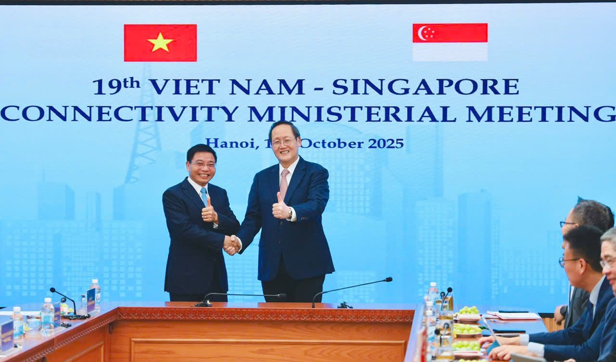 Ông Nguyễn Văn Thắng - Bộ trưởng Bộ Kl991.com nạp rút nhanh Việt Nam và ông Tan See Leng - Bộ trưởng Bộ Nhân lực kiêm Bộ trưởng phụ trách Bộ Công thương Singapore đồng chủ trì CMM 19. Ảnh: Mạnh Tuấn.