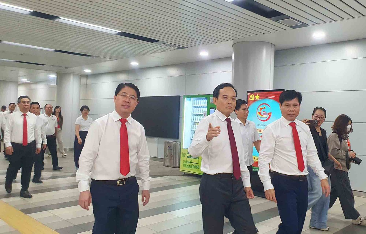 Ông Trần Lưu Quang ( giữa), Bí thư Trung ương Đảng, Bí thư Thành ủy TP.HCM cùng đoàn đại biểu tham quan, trải nghiệm tuyến 99Kl.app khuyến mãi hot đô thị Bến Thành - Suối Tiên (Metro số 1).