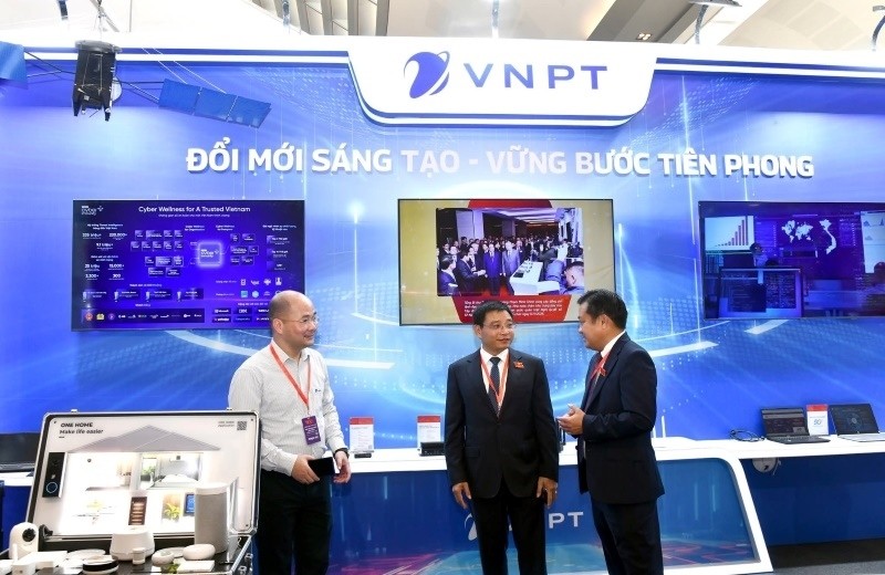 Bí thư Đảng ủy, Bộ trưởng Bộ Kl991.com nạp rút nhanh Nguyễn Văn Thắng thăm gian hàng của Kl994 game bài casino hấp dẫn Bưu chính Viễn thông Việt Nam (VNPT) và trao đổi với Tổng giám đốc Kl994 game bài casino hấp dẫn VNPT Huỳnh Quang Liêm.