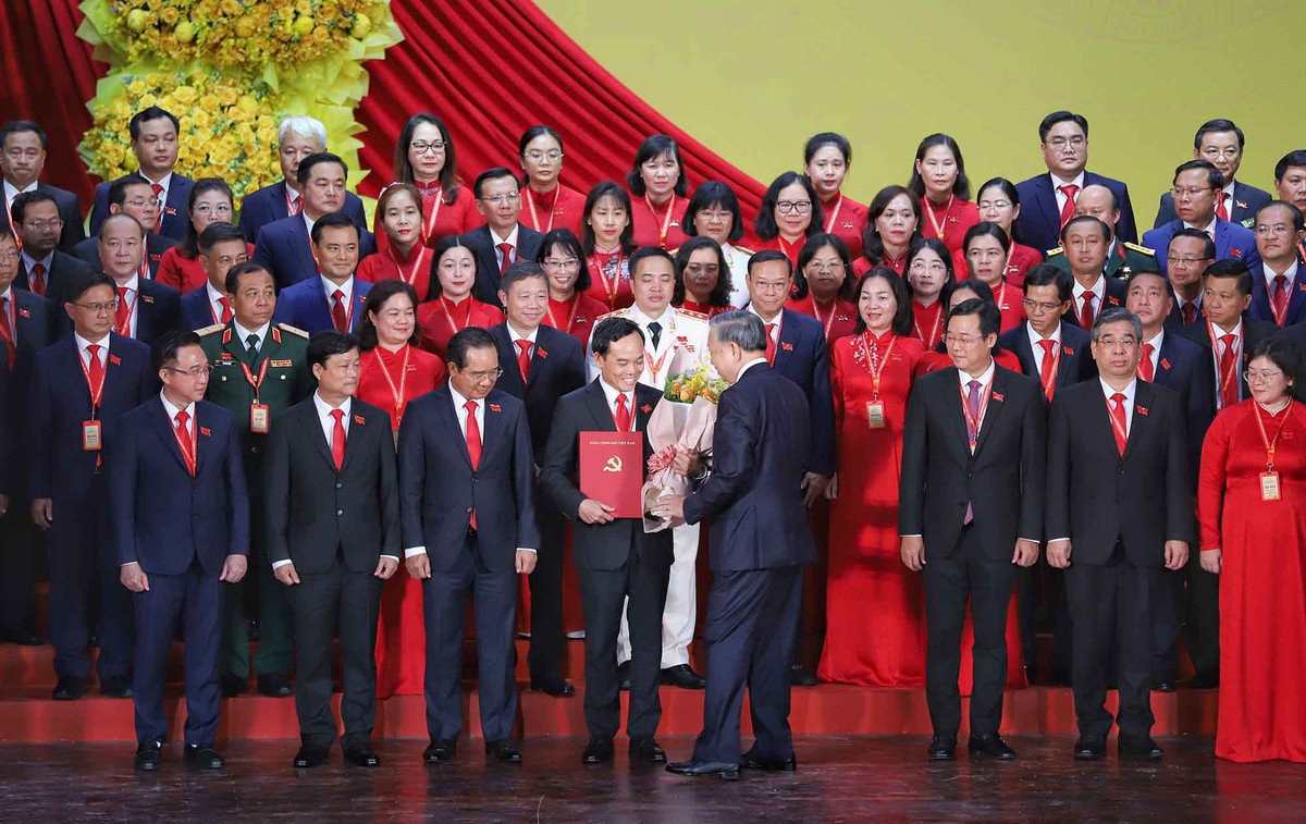 Tổng Bí thư Tô Lâm trao Quyết định và tặng hoa chúc mừng Bí thư Thành ủy TP.HCM Trần Lưu Quang. Ảnh: BTC
