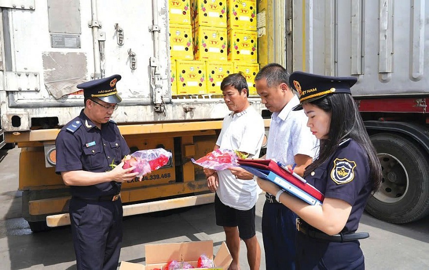 Công chức hải quan kiểm tra hàng hóa xuất khẩu. Ảnh tư liệu.