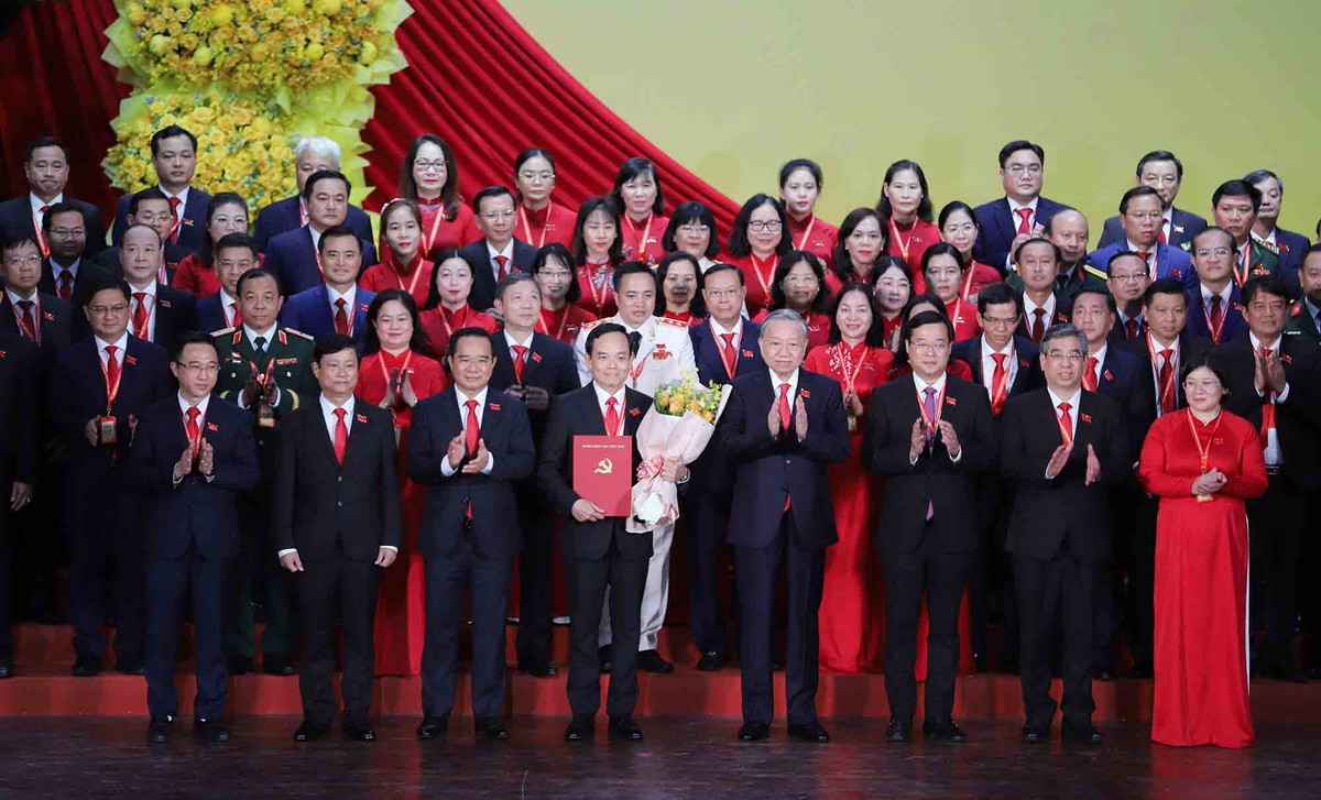 Trước đó, ông Nguyễn Quang Dương, Phó Trưởng Ban Tổ chức Trung ương, công bố các quyết định của Bộ Kl991.com tải ứng dụng về chỉ định Ban Chấp hành Đảng bộ TP.HCM nhiệm kỳ 2025 - 2030, gồm 110 người.Ảnh: BTC