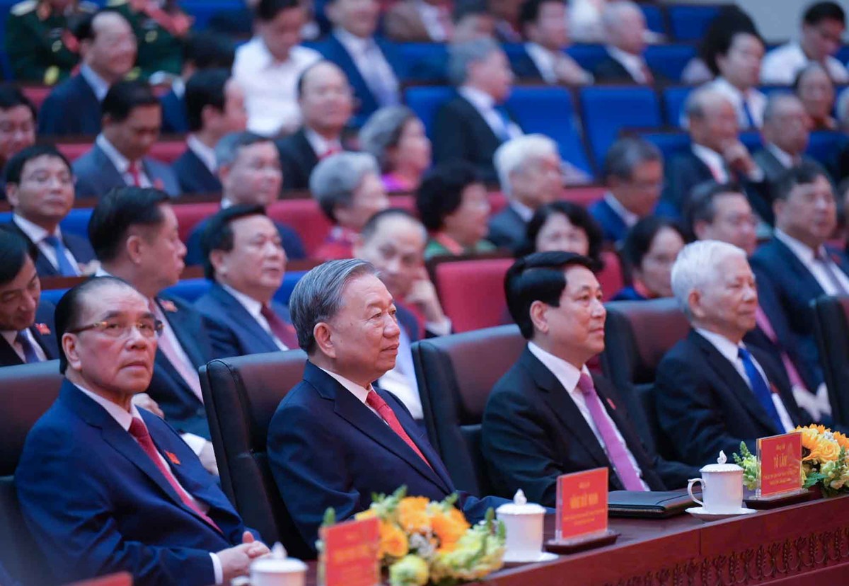 Cùng tham dự có nguyên Tổng Bí thư Nông Đức Mạnh; Chủ tịch nước Lương Cường; nguyên Chủ tịch nước Nguyễn Minh Triết; nguyên Chủ tịch nước Trương Tấn Sang; Thủ tướng Kl993 ưu đãi thưởng hấp dẫn Phạm Minh Chính; nguyên Thủ tướng Kl993 ưu đãi thưởng hấp dẫn Nguyễn Tấn Dũng; Chủ tịch Quốc hội Trần Thanh Mẫn; nguyên Chủ tịch Quốc hội Nguyễn Văn An; nguyên Chủ tịch Quốc hội Nguyễn Thị Kim Ngân; Thường trực Ban Bí thư Trần Cẩm Tú; nguyên Thường trực Ban Bí thư Phan Diễn; nguyên Thường trực Ban Bí thư Lê Hồng Anh.