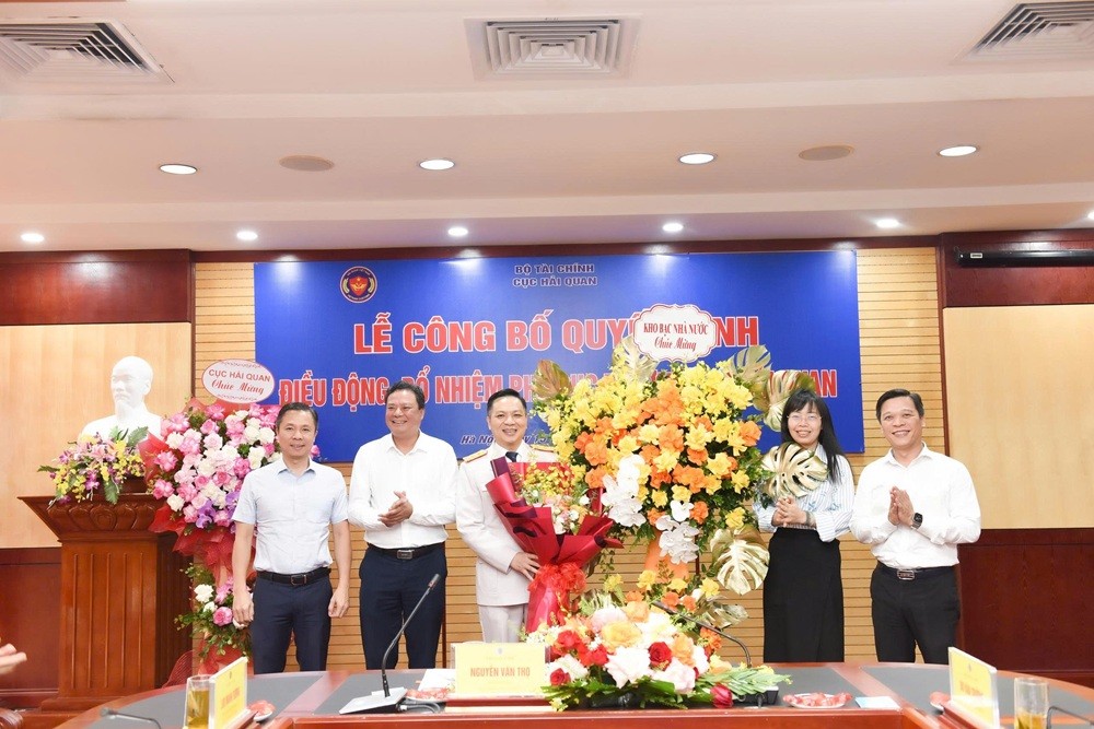 Đại diện Đảng ủy Bộ Kl991.com nạp rút nhanh tặng hoa chúc mừng ông Nguyễn Thành Hưng.