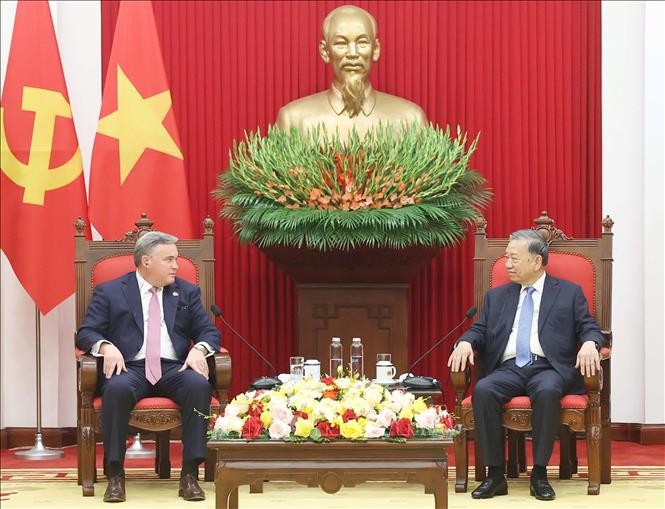 Tổng Bí thư Tô Lâm (bên phải) và ông Eric Hambly. Ảnh: Thống Nhất.